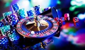 888 slot Mobile APP ကို ဖုန်းဖြင့် ဝင်ရောက်ကာ Live Casino ကစားနေသည့် မြင်ကွင်း